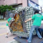 5.利用昇降尾門，搬運鋼琴安全上車。