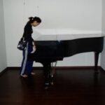 7.安全搬運至定位，請消費者檢查鋼琴。